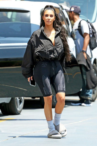 Kim Kardashian en chaussettes tube
