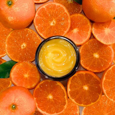 Wunderbare Vitamin-C-Maske, umgeben von Orangen