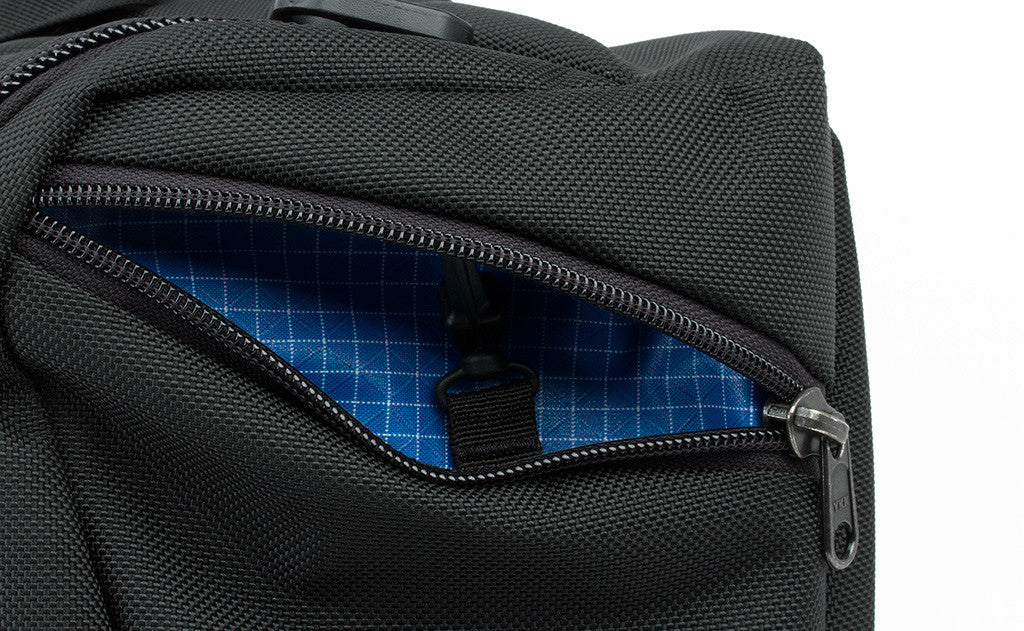 Aeronaut 30 with an open quick-access pocket.