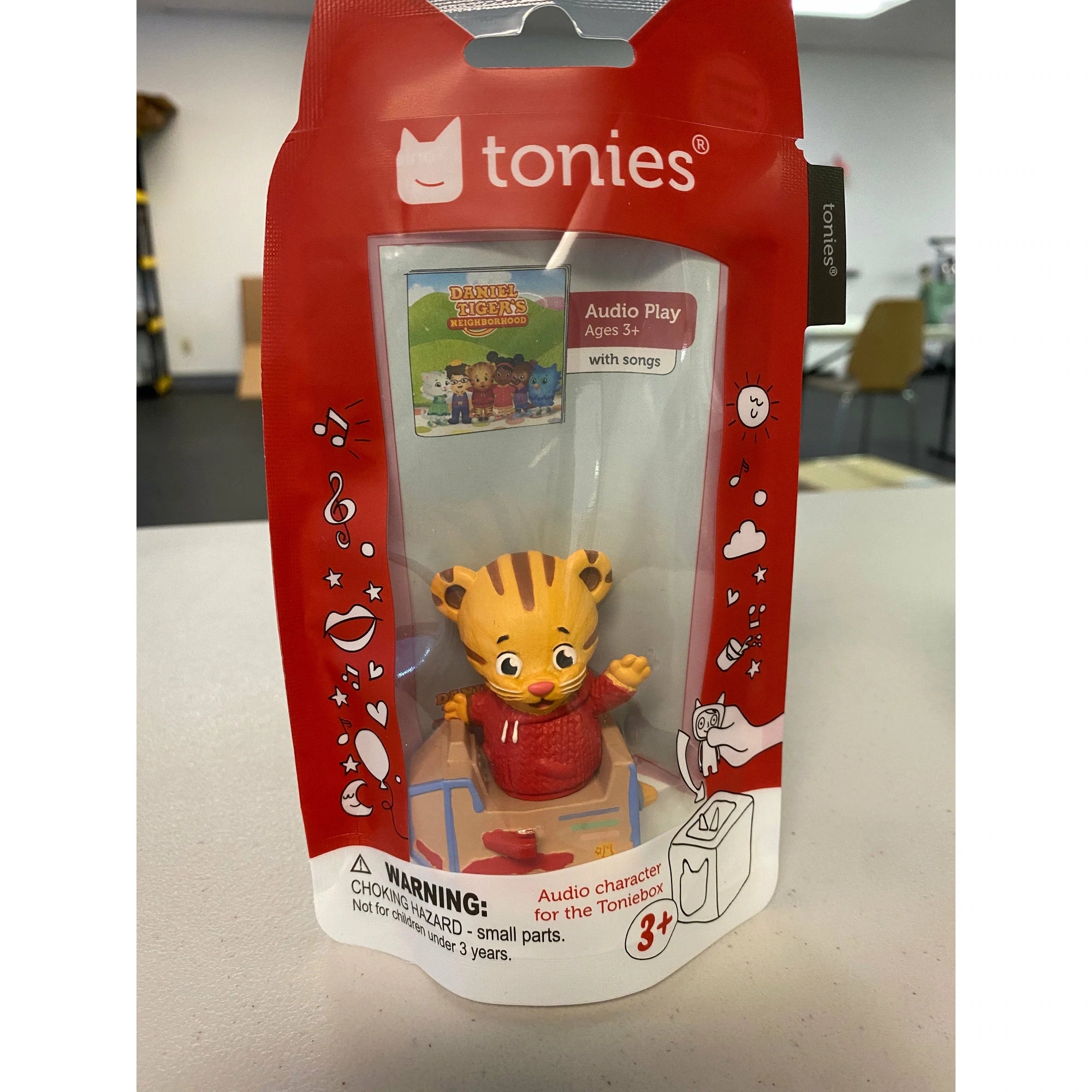 https://cdn.shopify.com/s/files/1/1089/9314/products/toniesr-daniel-tiger-toys-tonies-637669_2000x_a75f3e41-460d-4532-94a1-5ce4f5e34499.webp?v=1649265109