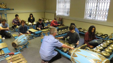 Peter Smith mengajar gamelan