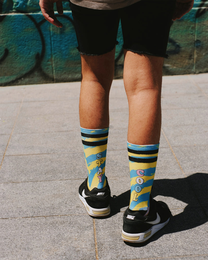 Stay cool is the new American Socks design by illustrator and graphic designer Vinicius Gut. A colorful and perfect design to give a special touch to your look.  Vinicius explains that his greatest source of inspiration for the design was the design of skates and vintage characters. Do you dare to stay cool or would you rather die?