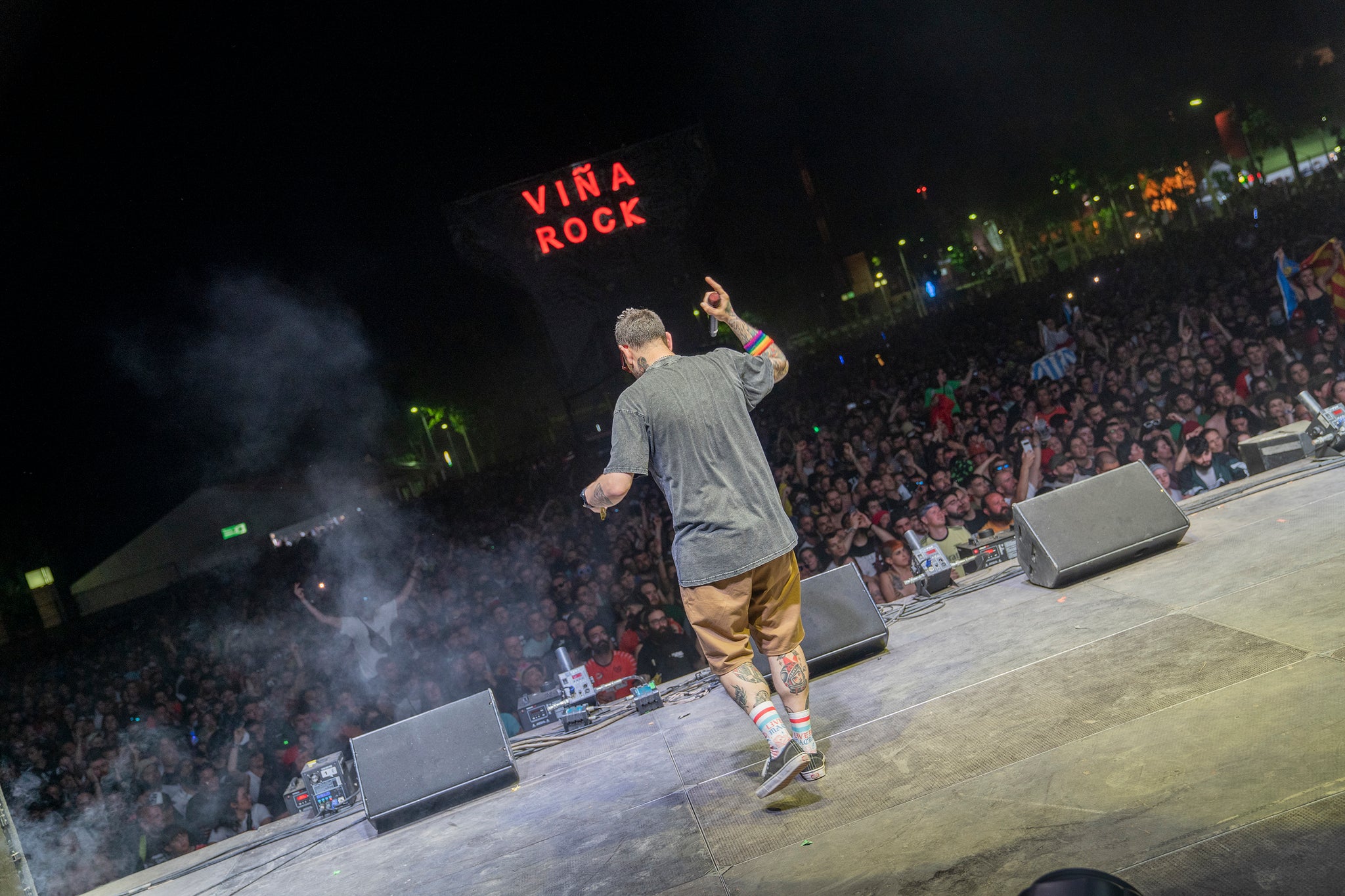 Nega from Los Chikos del Maiz wearing American Socks at Viña Rock