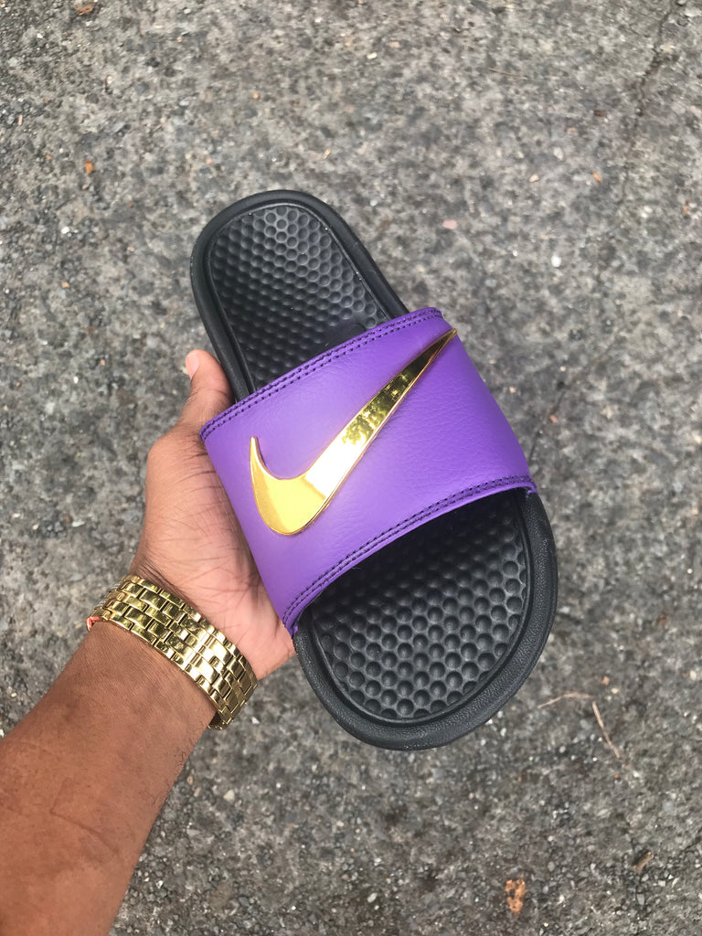 Víspera de Todos los Santos lluvia Mirar Nike Benassi Swoosh "Purple Strap" Gold Check Slides – SkyLife Boutique