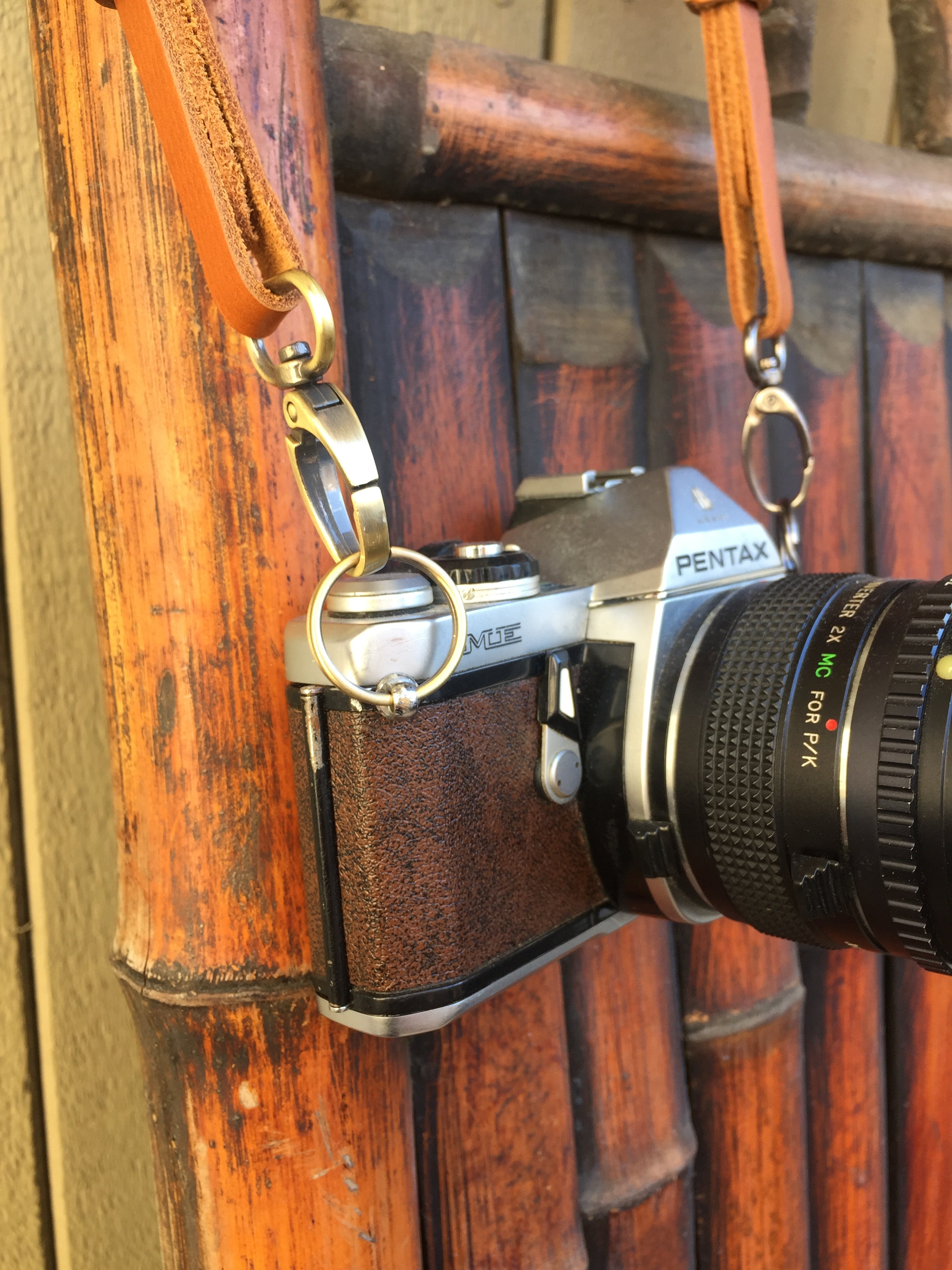  hur kamerabandskontakter kan ansluta en läderkameraband. 