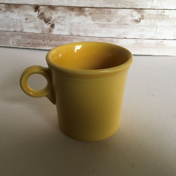 https://cdn.shopify.com/s/files/1/1095/9134/products/FiestawareYellowRingHandleCoffeeMugHLCHomerLaughlin_1600x.jpg?v=1648987902