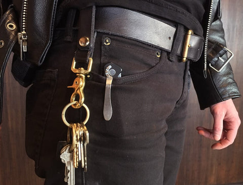 keys on a chain on a carabina