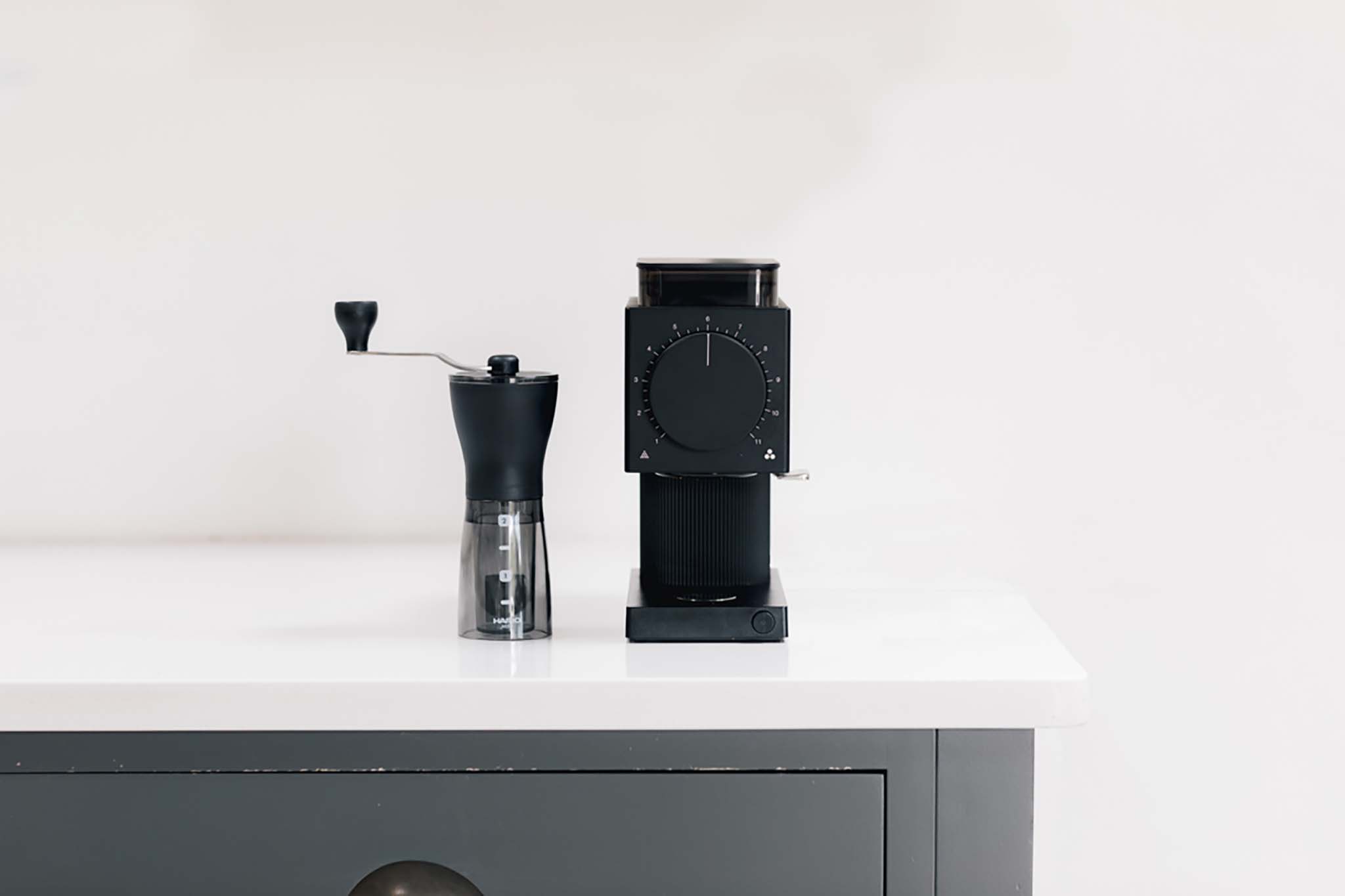 https://cdn.shopify.com/s/files/1/1097/5586/files/Manual-vs-electric-coffee-grinder.jpg?v=1659963107