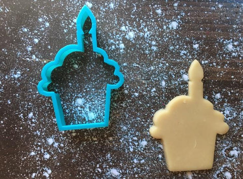https://cdn.shopify.com/s/files/1/1098/0388/products/birthday-cupcake-cookie-cutter-with-cookie_large.jpg?v=1601943387