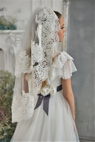 Veil for the First Holy Communion with lace Edge.