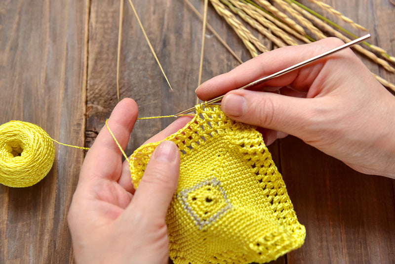 Easy Crochet for Beginners: Learn to Crochet with 35 Simple Projects [Book]