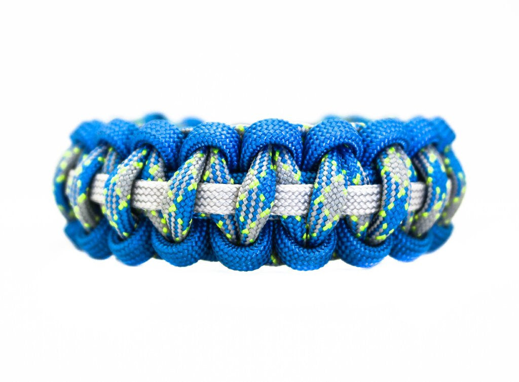 Thin Viking paracord bracelet with a carabiner. Made of parachute cord –  KNOT-finds