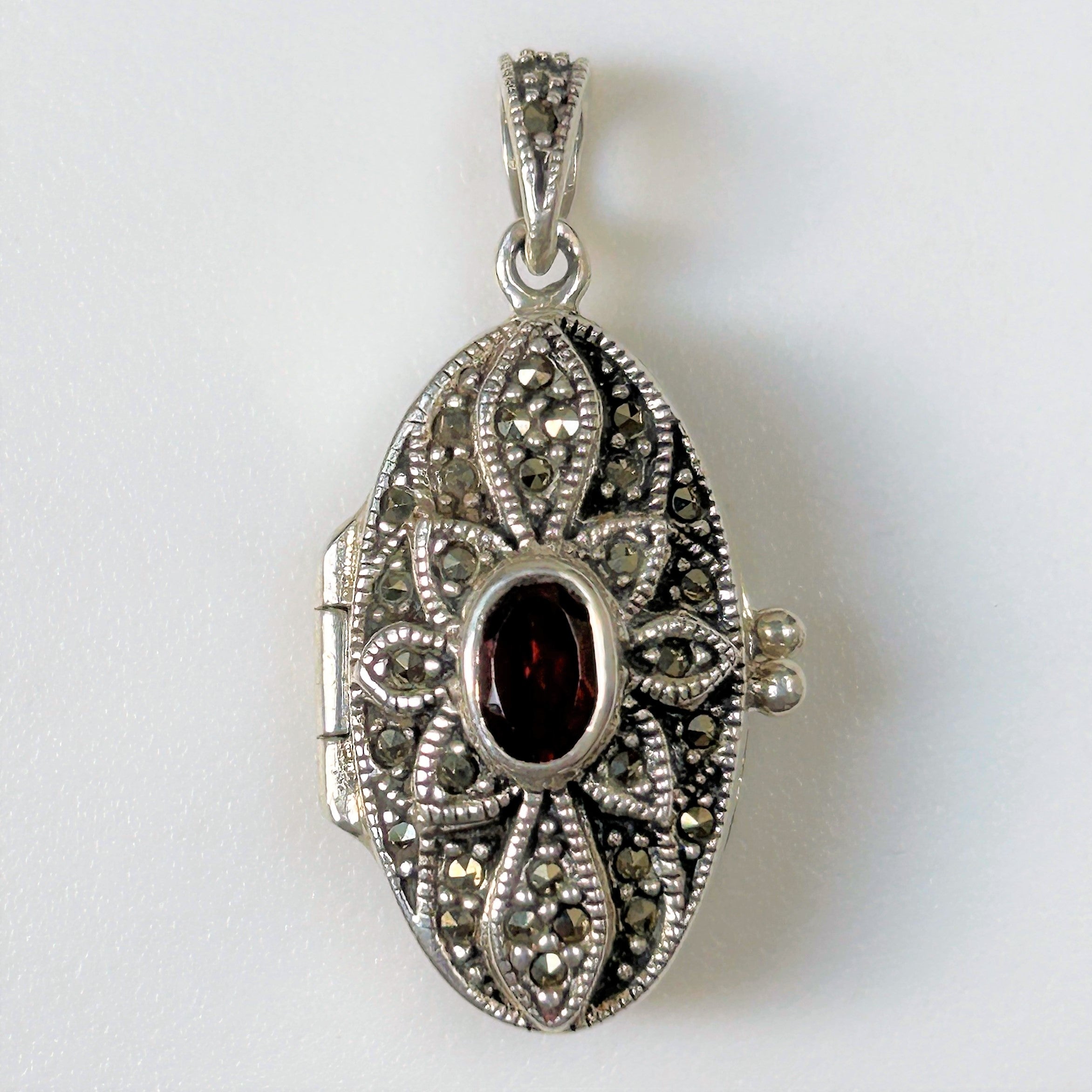 Other Vintage & Antique Jewellery - Oval Sterling Silver Garnet and ...