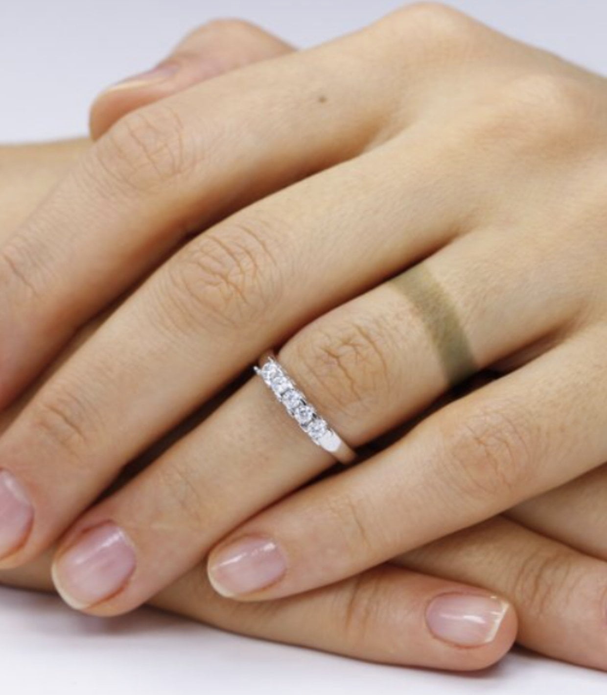 Почему чернеет золотое кольцо на руке. Отпечаток от кольца на пальце. След от обручального кольца на пальце. Почерневшее кольцо.