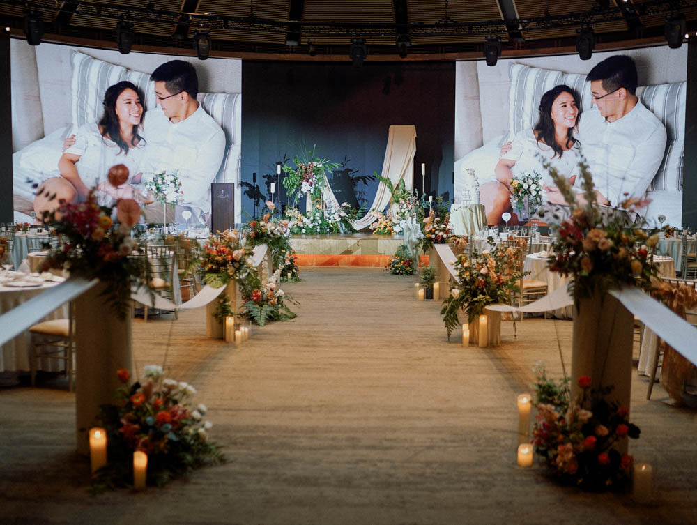 Wild Tropical Botanical Wedding at Capella Singapore. Aisle floral decor hedges with pleated pedestal stands.