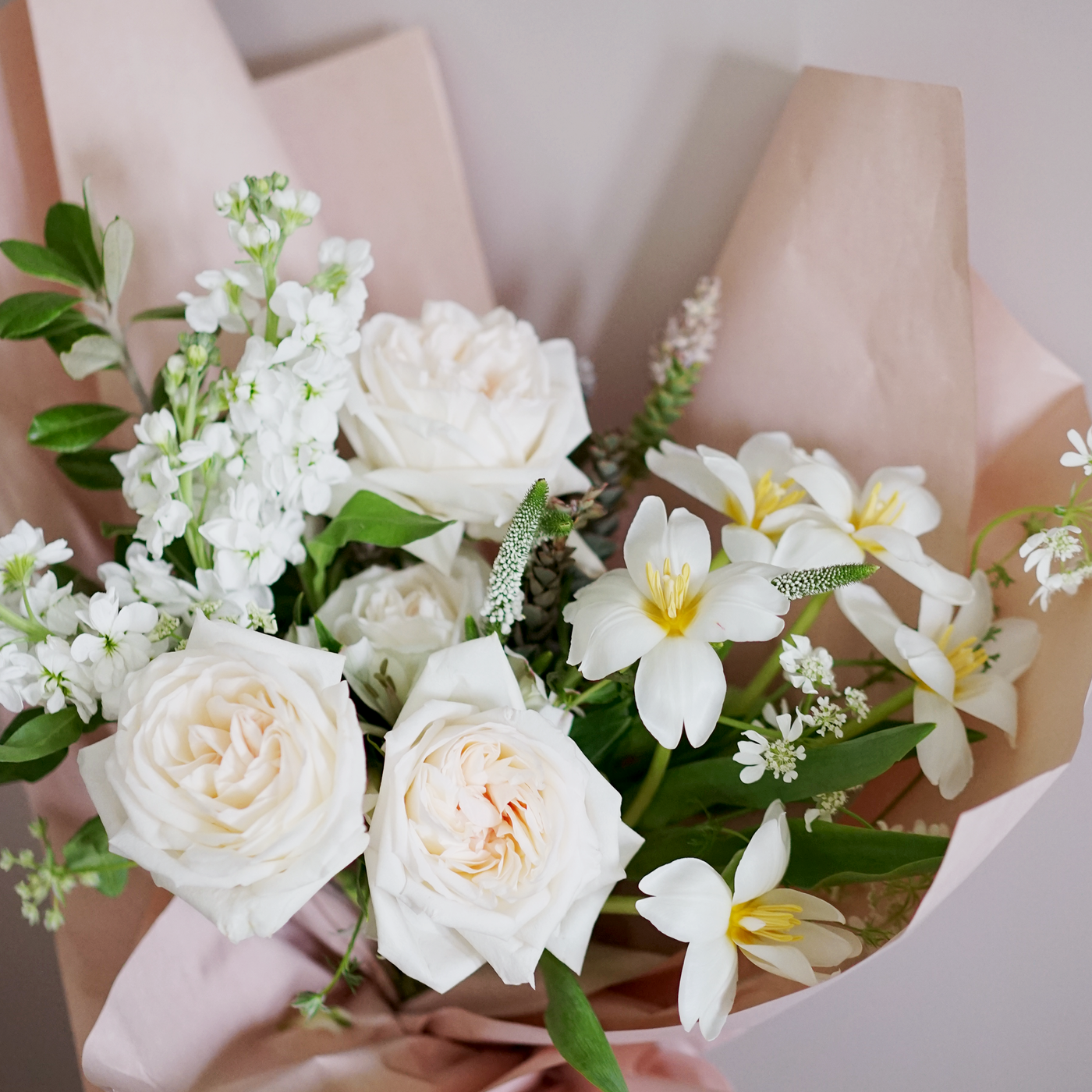 Blanc Wrapped Bouquet – Bucket Full Of Roses