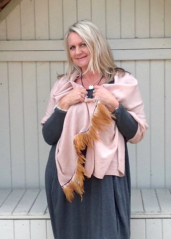 https://www.feathersofitaly.co.uk/products/naples-cashmere-scarf-with-feather-trim-in-pink?pr_prod_strat=use_description&pr_rec_id=c0e281f51&pr_rec_pid=11417296660&pr_ref_pid=5937178375&pr_seq=uniform