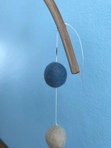  HOMSFOU 3 Pcs String Felt Balls Nursery Mobile Hanging