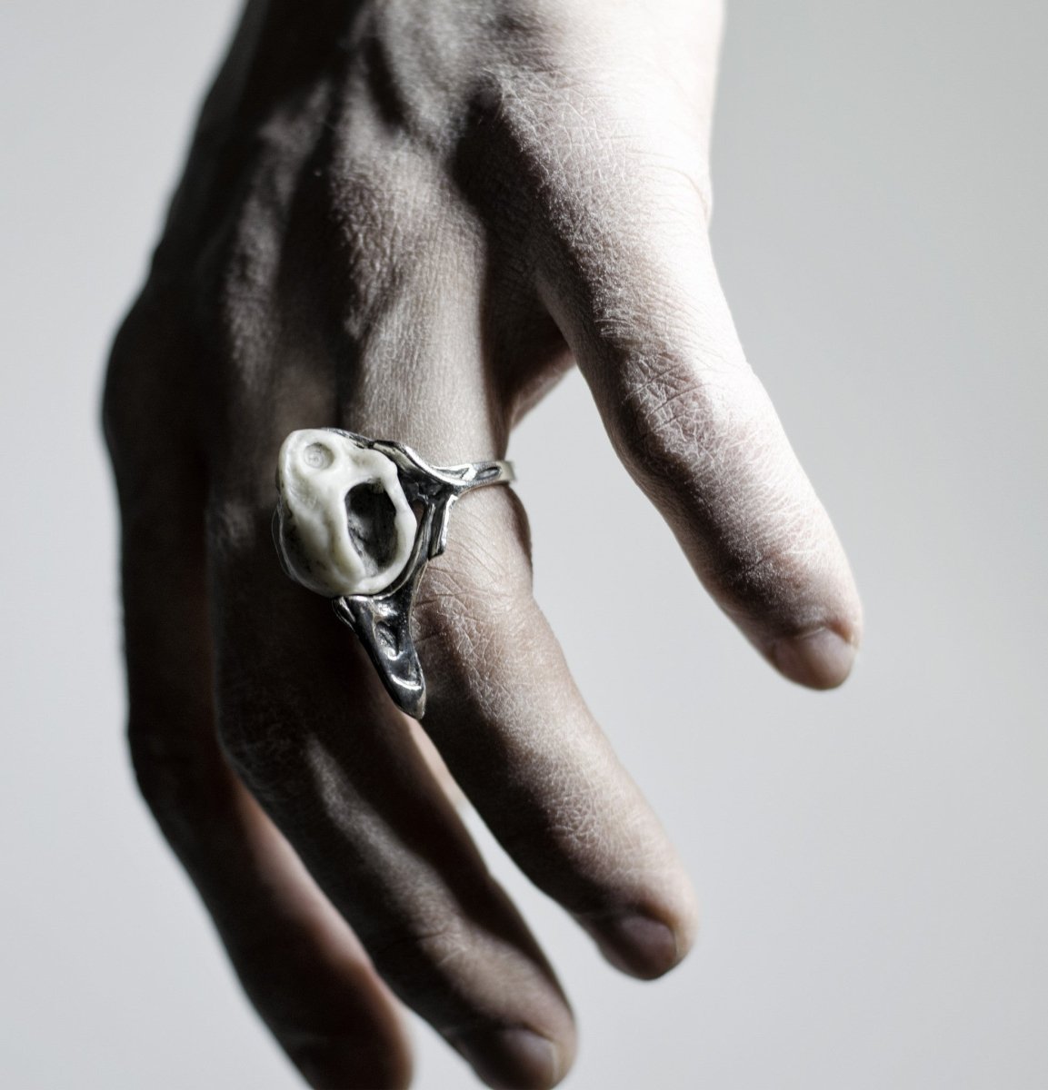 Sleeping bird ring - Macabre Gadgets