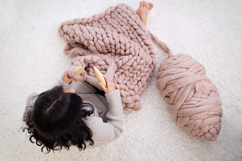 How to hand knit a blanket in 1 hour? Easy to follow tutorial