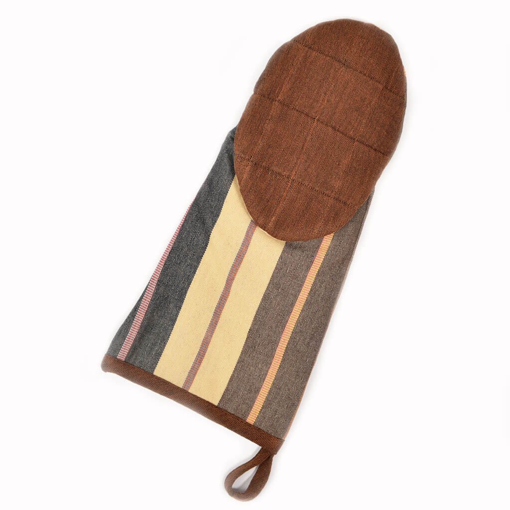 https://cdn.shopify.com/s/files/1/1108/0386/products/DSC-9990-BBQ-Mitt-Wide-Caramel_1024x1024.jpg?v=1645121440