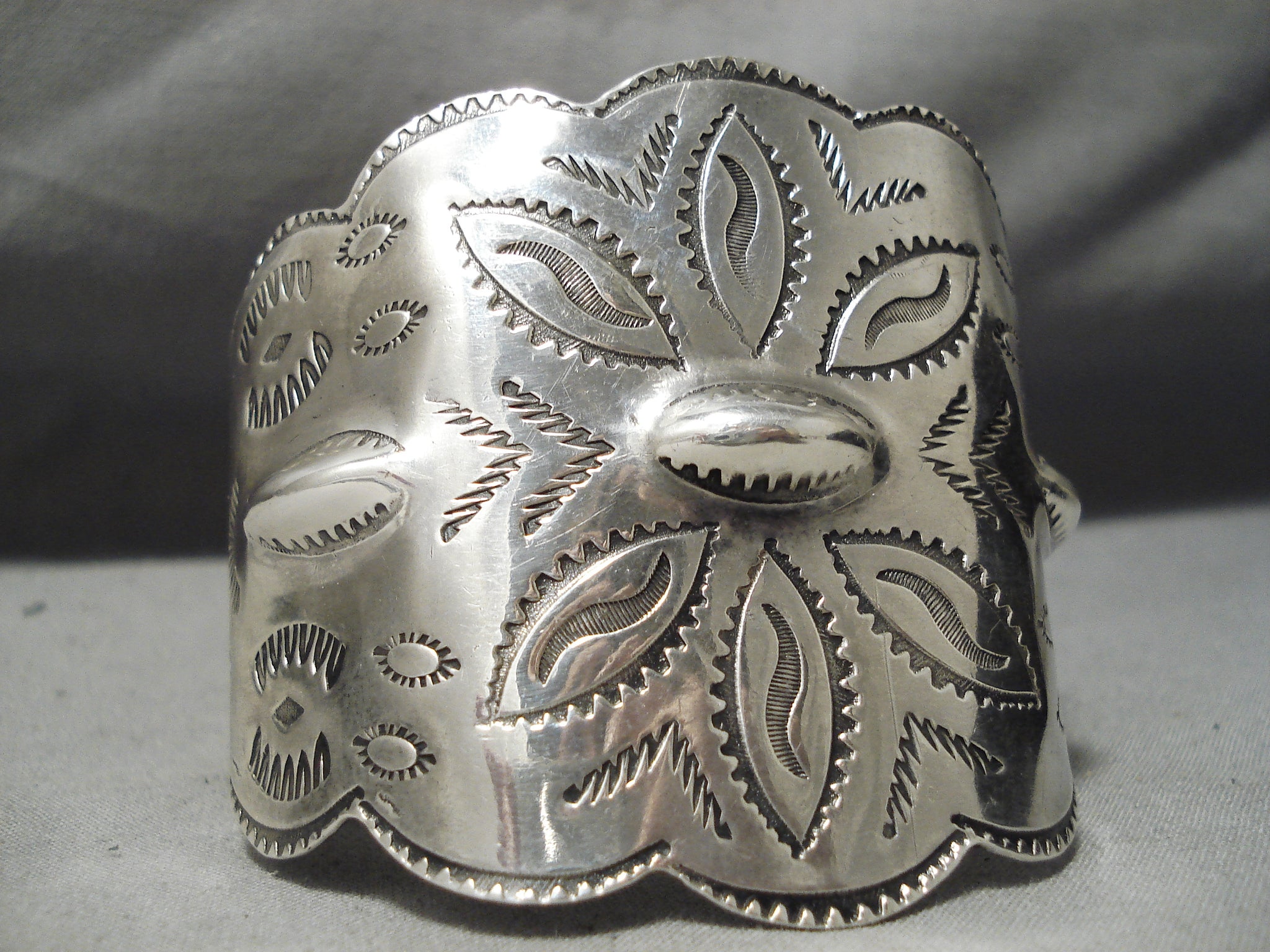 30s#40s OLD NAVAJO coin silver bangle から厳選した アクセサリー