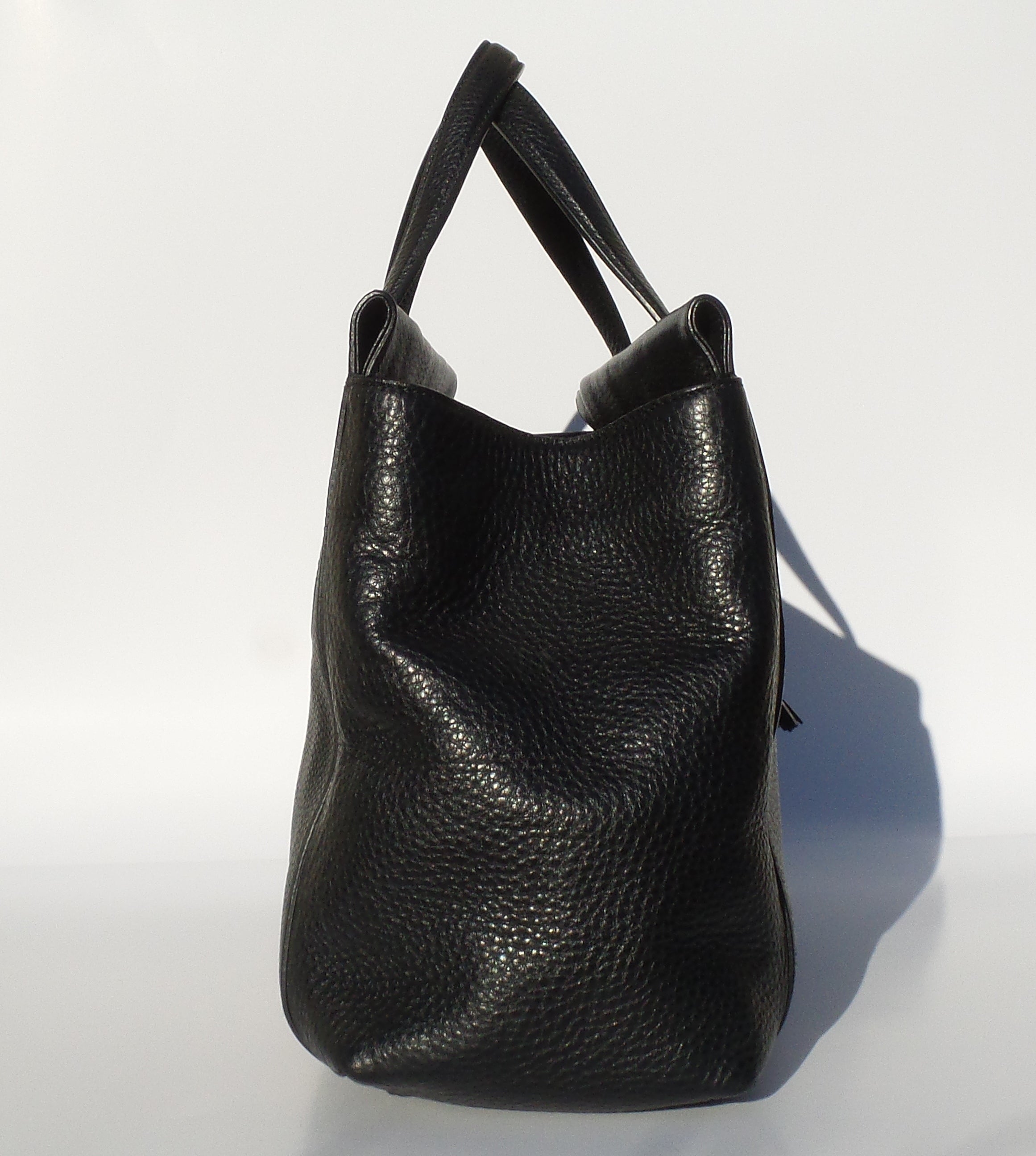 Omgaan Bewijs Oppervlakkig GUCCI Lady Tassel Black Grained Leather Top Handle Tote Bag Satchel $2 –  Encore Resale.com