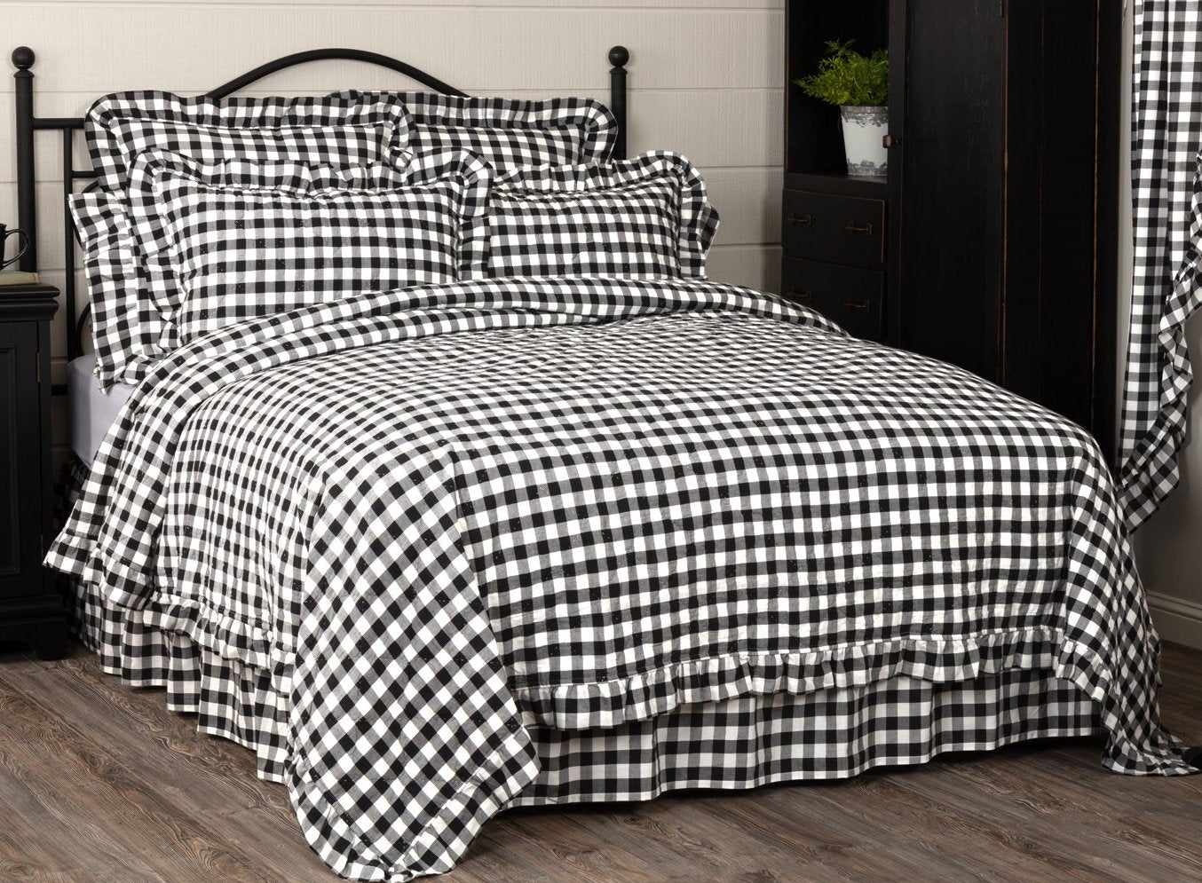 Annie Buffalo Black Check Ruffled Twin Quilt Coverlet 68wx86l