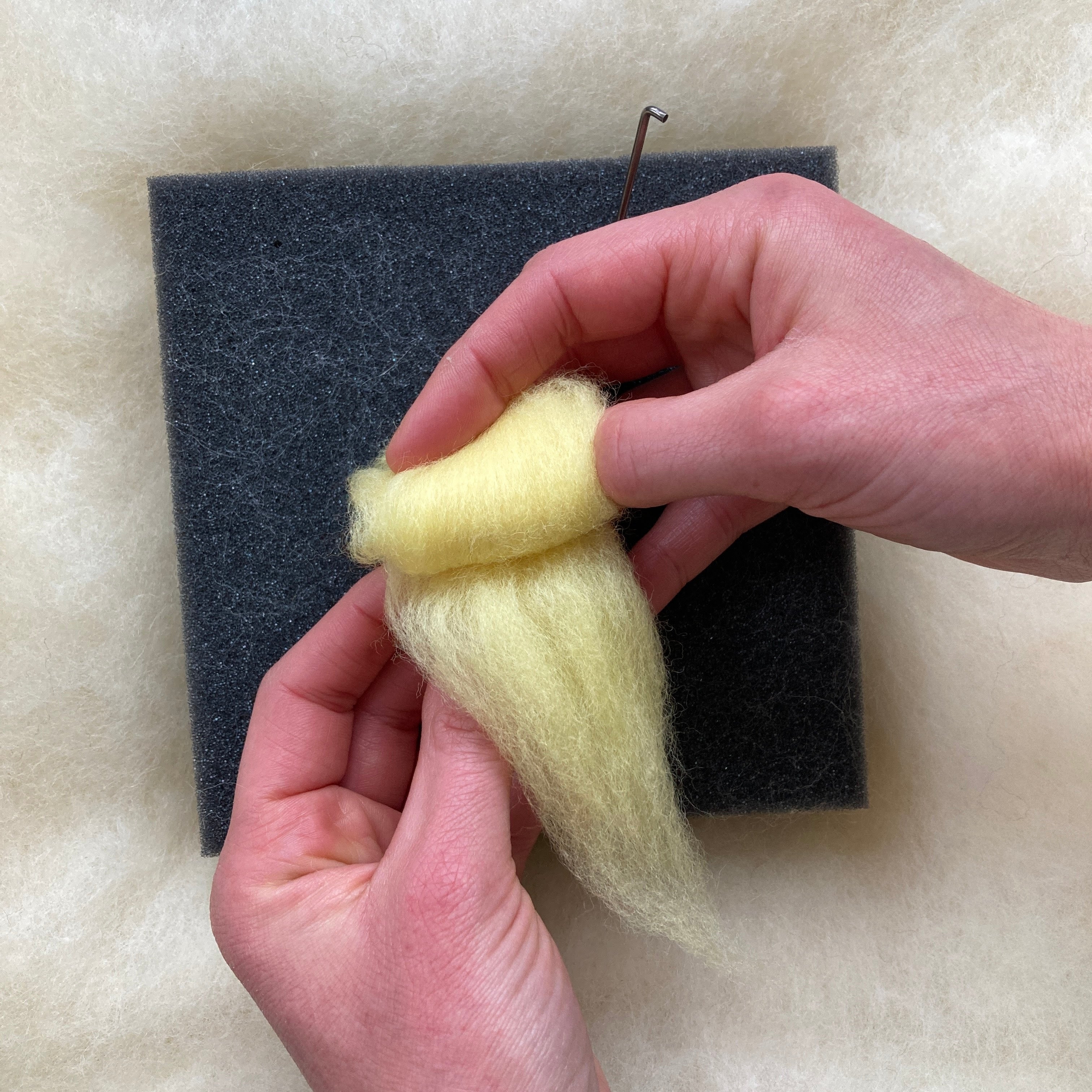 Rolling a piece of wool around another | Bella Luna Toys