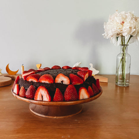 Quick chocolate cake that children can make for mom, decorated with strawberry slices