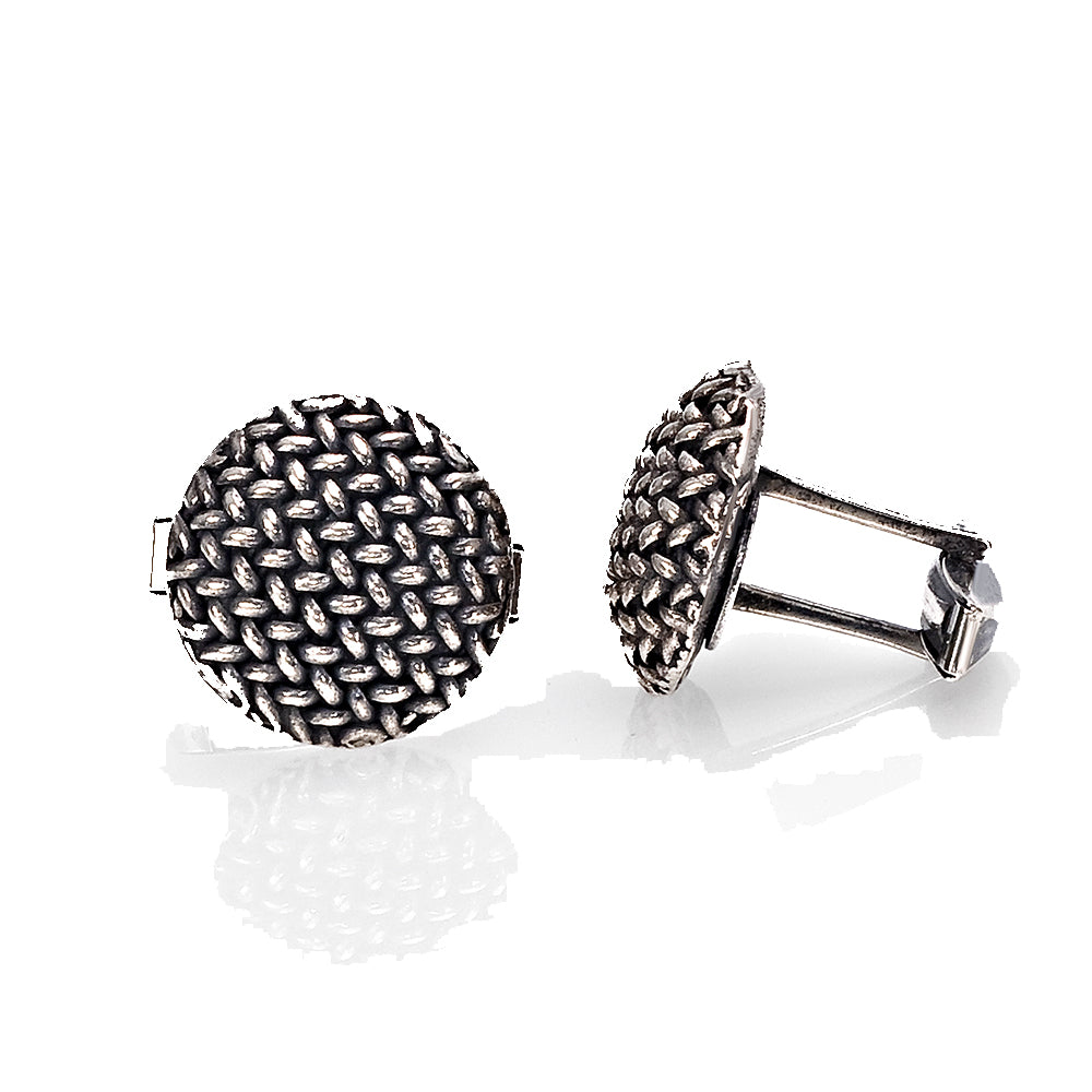 iv. Cufflinks Cufflinks is a functional piece of jewelry. Simple and silver cufflinks are more formal and hence preferable as this piece of jewelry is not a casual one. Gold cufflinks are a big ‘no no’. Silk knots can be used as a substitute for the metal.