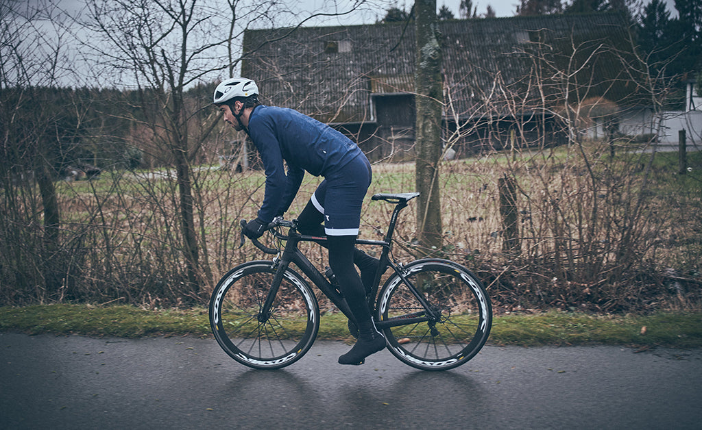 Rennradfahrer auf dem Land 