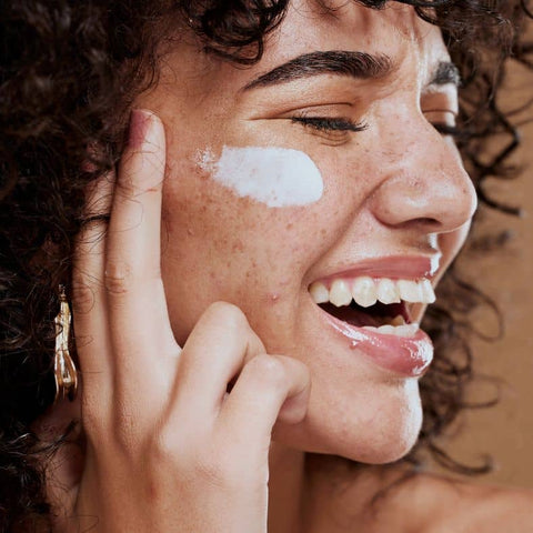 woman applying sunscreen