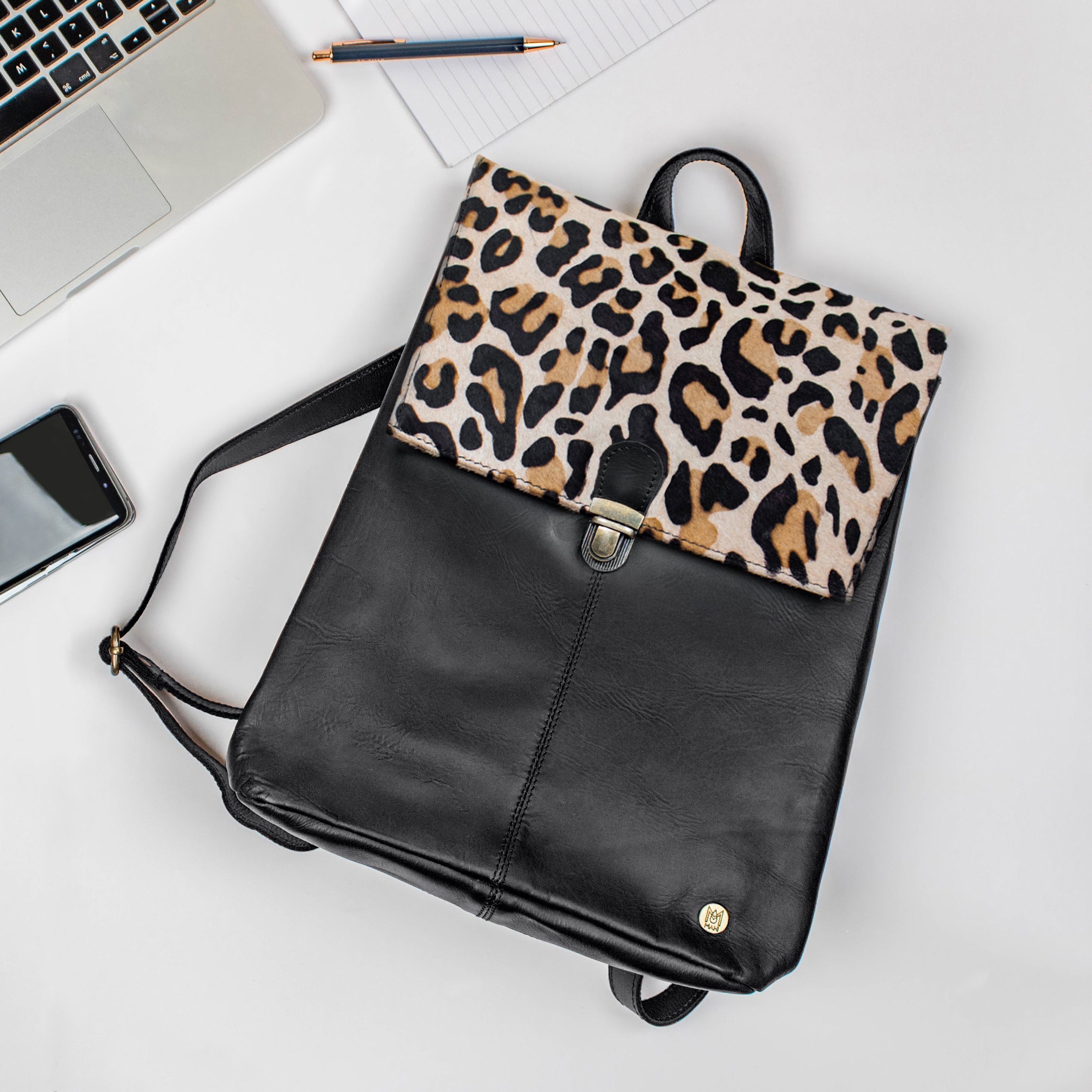 backpack travel leopard