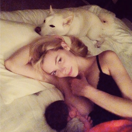 jaime-king-celebrity-breastfeeding-nursing-photos