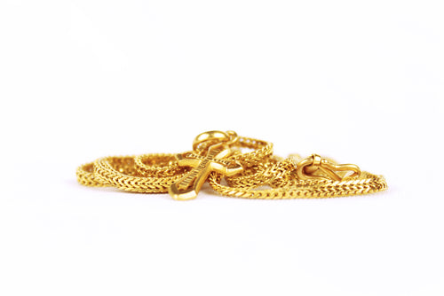 Halsband med litet korshängande i gult guld