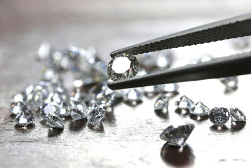 csipesz tartja a briliáns csiszolású gyémántot
