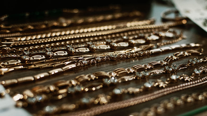chaînes en or posées à plat