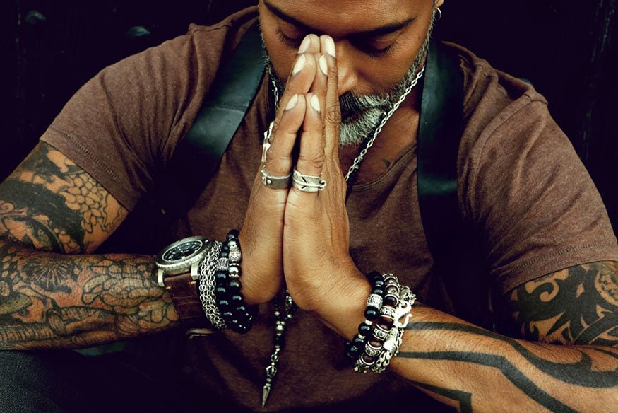 الأيدي متماسكة في الصلاة