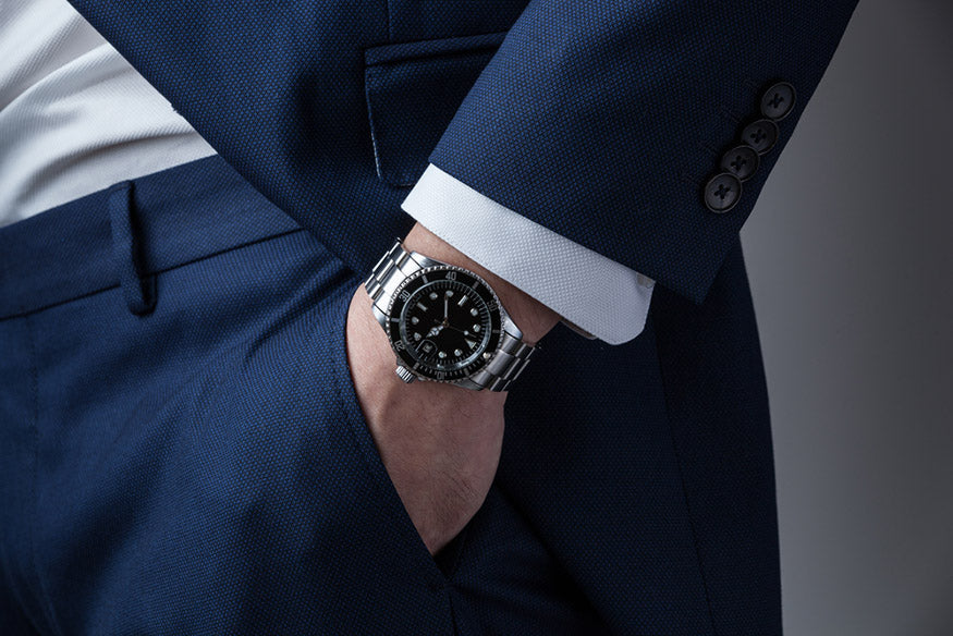 Hand in der Tasche mit Armbanduhr im Business-Anzug