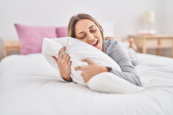 extra-pillows-keep-your-bed-warm-cozy-in-the-wintertime-prevent-night-sweats-memory-foam-mattress-body-temperature-firm-mattress
