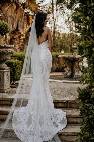 bride with classy veil from beautiful draped English tulle