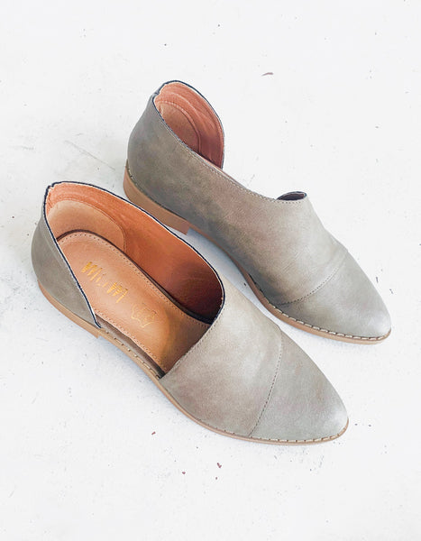 Freya Flat in Khaki – Sparrow Boutique