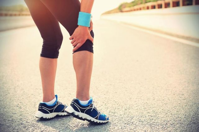 A runner has knee pain after running.