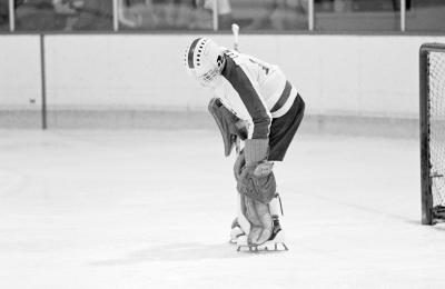 Knee pain during a hockey game can impair your ability to play.