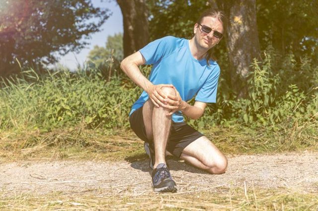 Stretching and strengthening the muscles can reduce knee pain while walking.