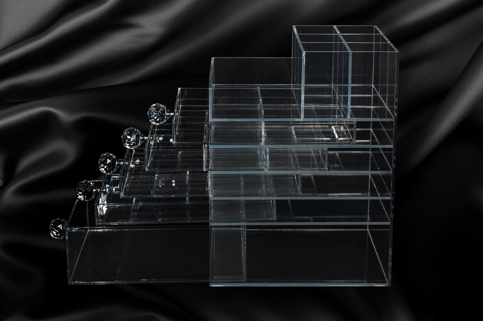 What are the advantages of clear acrylic cosmetics organizers?