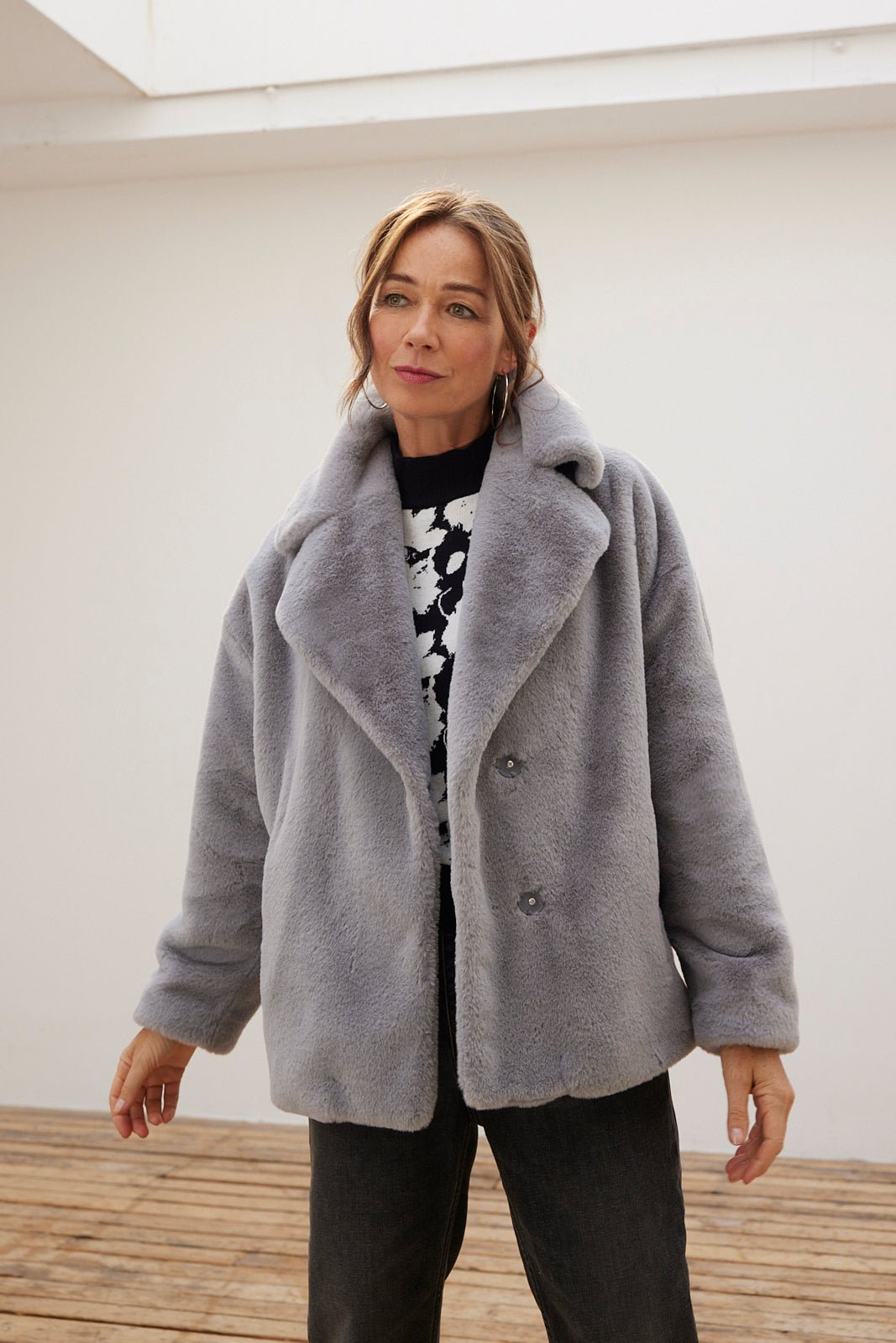 Jakke Rita Grey Short Faux Fur Coat | New In Coats – The Bias Cut