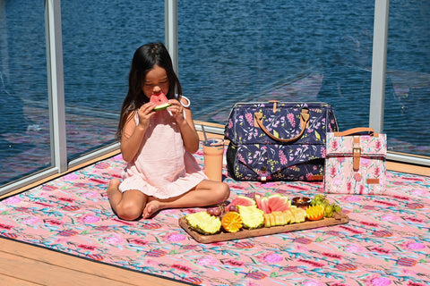 Menina fazendo um piquenique de frutas no cobertor BANZ