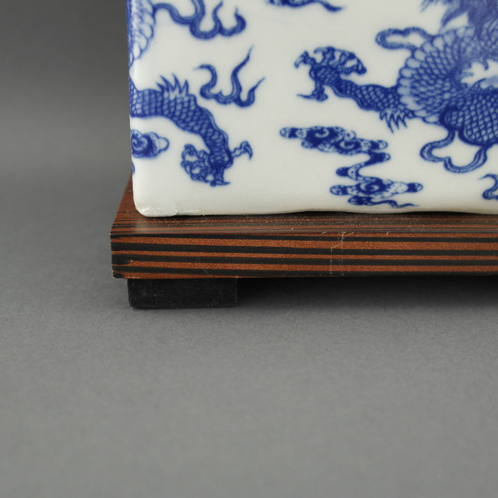 Ralph Lauren Chinese Porcelain Dragon Blue & White Meredith Table Lamp –  Konstantin Antiques